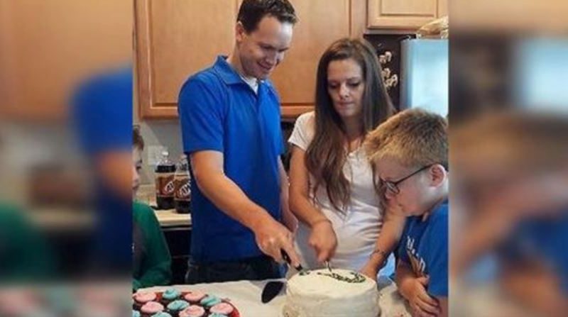 У мами вже є 5 хлопчиків, і тепер вона розрізає торт, щоб дізнатися стать своєї шостої дитини!