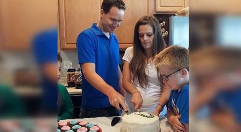 У мами вже є 5 хлопчиків, і тепер вона розрізає торт, щоб дізнатися стать своєї шостої дитини!