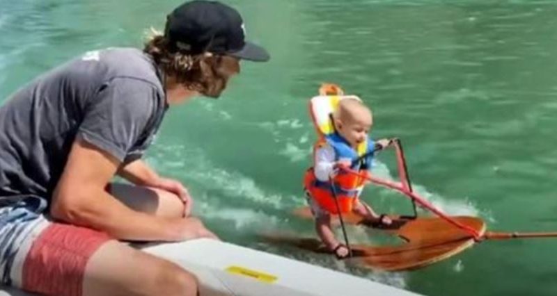 Батьки 6-місячного малюка зіткнулися з великою критикою через відео з катанням на водних лижах!
