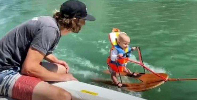 Батьки 6-місячного малюка зіткнулися з великою критикою через відео з катанням на водних лижах!