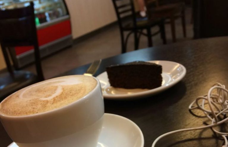 Якось увечері Микола побачив Настю у кафе з подругами та незнайомими чоловіками. Розгніваний, він накинувся на дружину. Але він ще багато чого не знав.