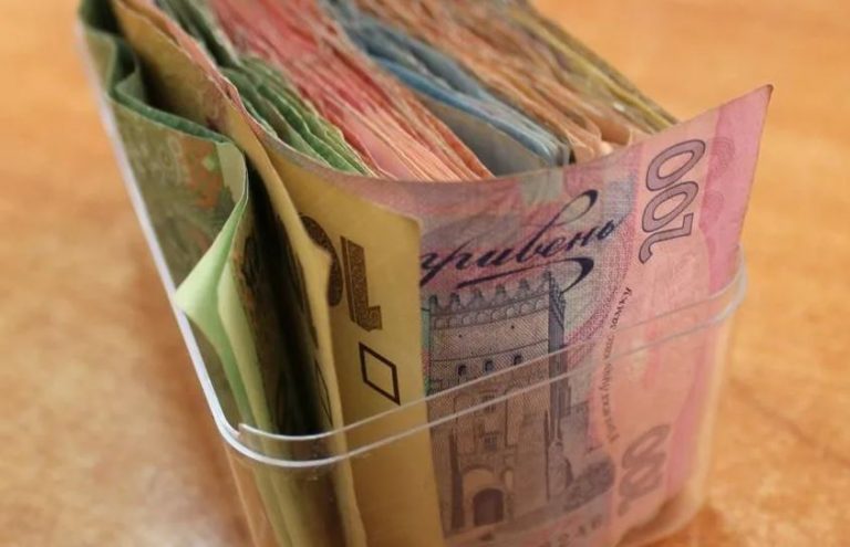 Коли в старості років Олена вирішила трохи пожити і для себе, вона була здивована реакцією доньки. Та мала інші плани на мамині гроші.