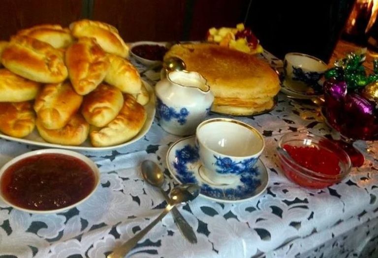 Щоліта онуки поспішали в село до бабусі з дідуся. І не дивно, що Іванко перший привів свою дівчину знайомити саме з ними.