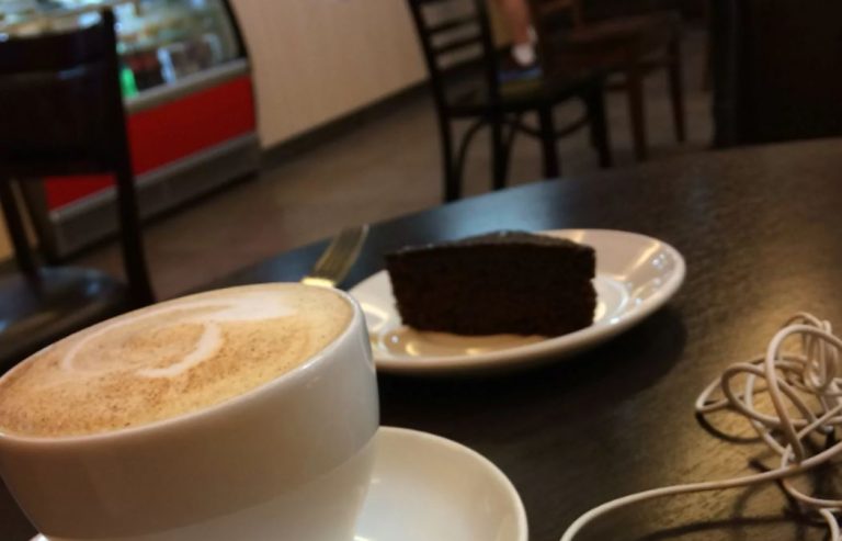 Олена була здивована, коли її друг за листуванням залишив з нею 3-річну дочку і зник. Наступного дня вона дізналася про дещо неймовірне.