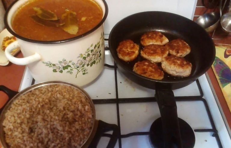 Марина знала, що хоч її син жив з Іриною, та не готувала вдома їжі. Втомившись від безвідповідальності сина, Марина вирішила надати йому урок.