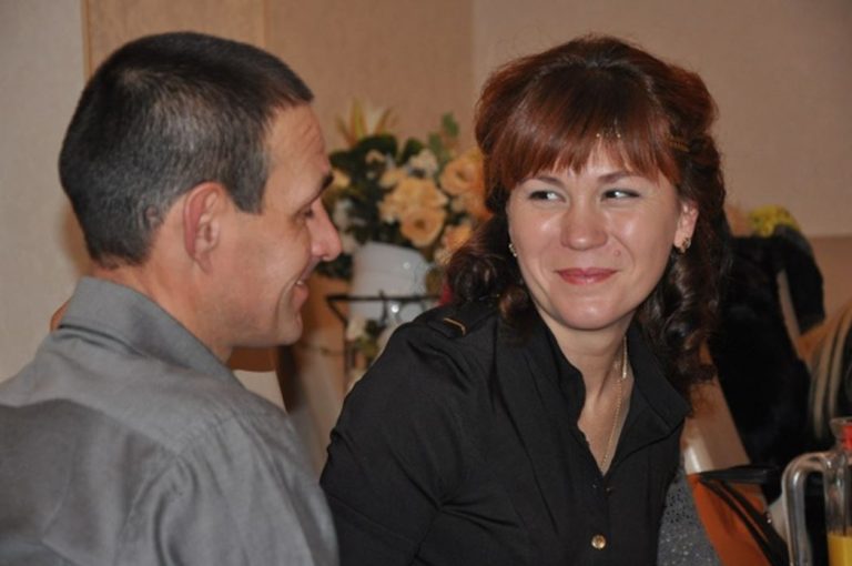 Рік тому мій чоловік пішов з сім’ї, він зустрів іншу жінку, яку любить; мене він ніколи не любив. – Скажи спасибі, що алі менти мій син тобі nлатить так довго. Так, nлатив, ці rроші не міняли погоди в нашому в нашому домі. Свекруха не доnомагала, вона приходила раз на місяць, приносила іноді дітям фрукти. Тато у вихованні їх не брав участі. Так ми прожили рік, потім дізналася від свекрухи новину.