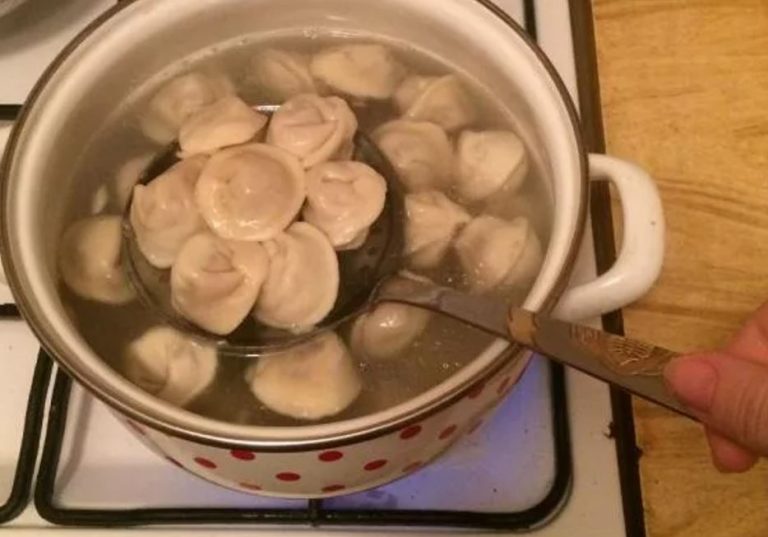 Сусідка була в мене вдома, коли я готувала пельмені для своїх дітей та чоловіка. Раптом вона образилася, що я не поділилася з нею пельменями.