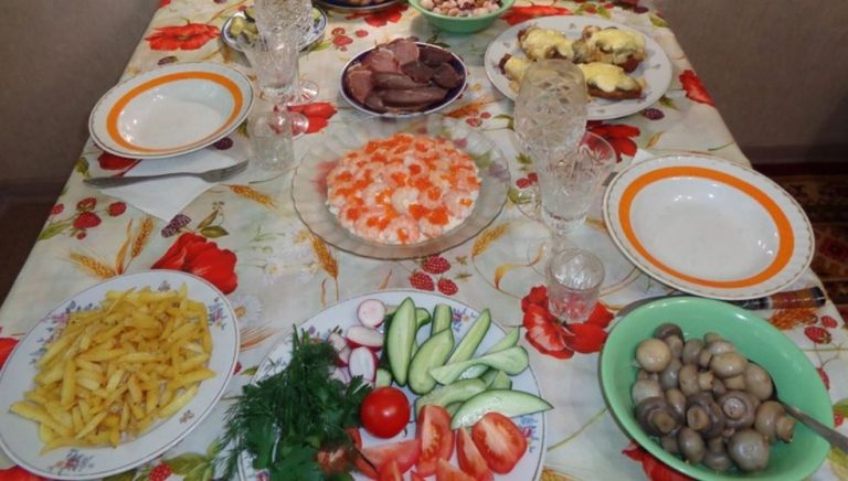 До весілля залишалося лише кілька днів, коли я вирішила познайомити свою маму з батьками нареченого. Але під час зустрічі поведінка мами здалася мені дуже див ною.