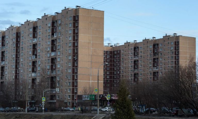 Мама завжди підтримувала брата та сестру, на відміну від мене. Але після повернення на батьківщину це не завадило їй приголомшити мене зухвалою вимогою.