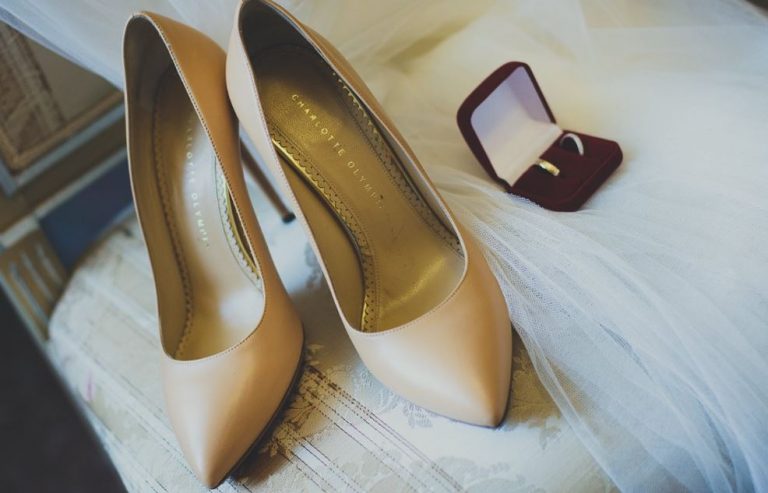 Мама постійно заважає моєму щастю. У свої 40 років я можу вийти заміж, але вона все одно робить все, щоб цього не сталося.