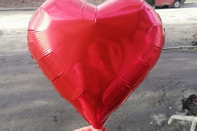 Вирішивши зробити сюрприз своєму хлопцеві, Марія поїхала до нього потягом. Однак, прибувши на місце, вона зрозуміла, що справжній “сюрприз” чекав саме на неї.