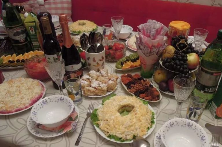 Валентину ненавиділи усі її підлеглі. Але одного разу, познайомившись із її чоловіком, співробітники різко змінили свою думку про неї.