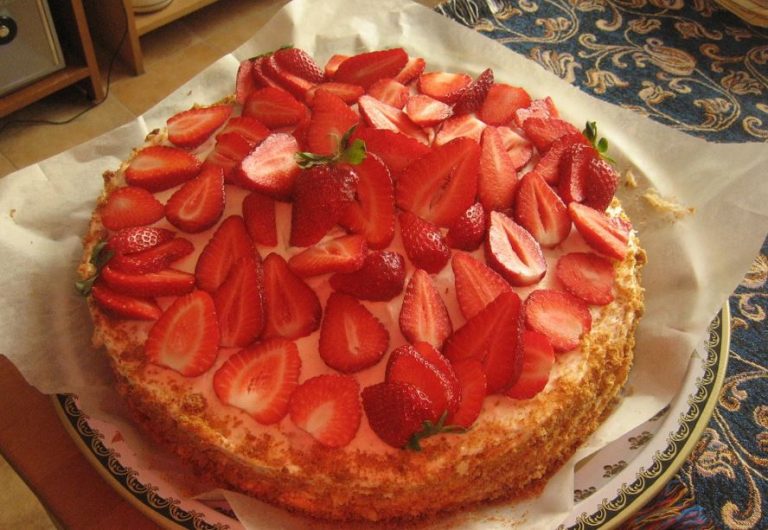 Побачивши смс у телефоні свого сина, Світлана зрозуміла, що молода сім’я на межі розпаду і тут вона вирішила, що такого не допустить.