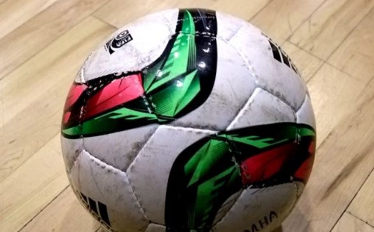 Василь сидів удома, коли в нього на порозі з’явився чоловік із м’ячем. Виявилося, син Василя так забив м’яч, що той потрапив до чоловіка у будинок через вікно.