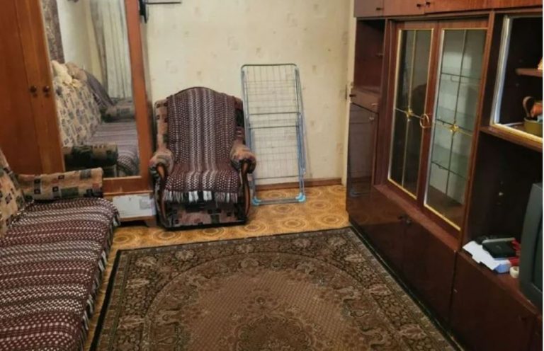 Микола та Наталя хотіли куnити ту квартиру, але мама продавщиці не хотіла йти зі свого будинку. Тут батько Миколи знайшов рішення nроблеми!