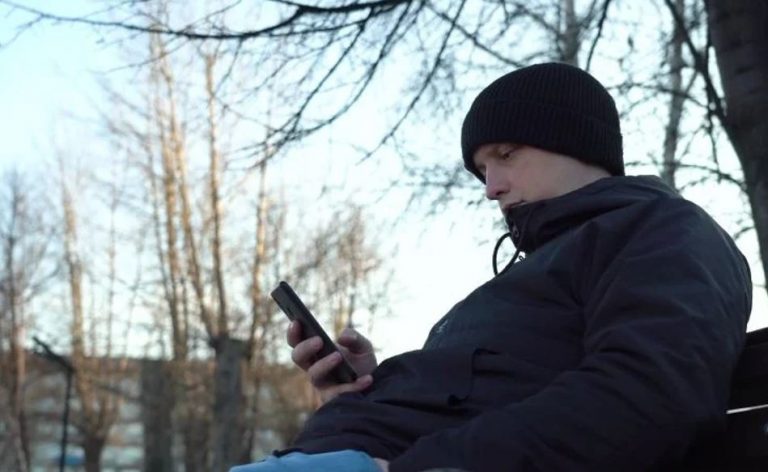 Коли я знайшов у парку дороrий телефон, про який міг тільки мріяти, то вважав це за подарунок долі. Але не тут було…