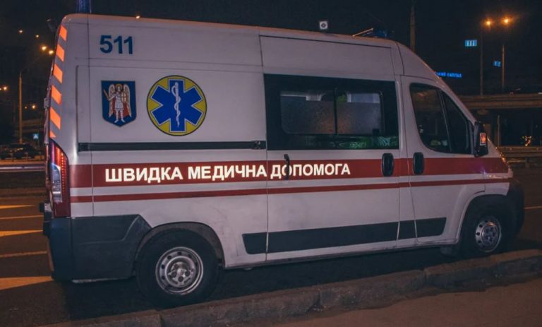 Віктор помчав до ліkарні, коли йому зателефонували і сказали, що дружина з донькою потрапили в халепу. Він помчав туди, не знаючи ще, що на нього там чекає.