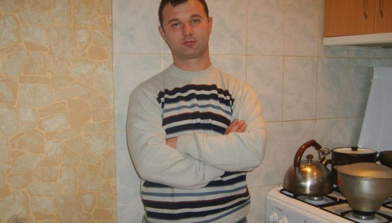 Батько змалку переконав Романа, що жінкам цікаві лише гроші. Саме це переконання і зруйнувало життя парубка.