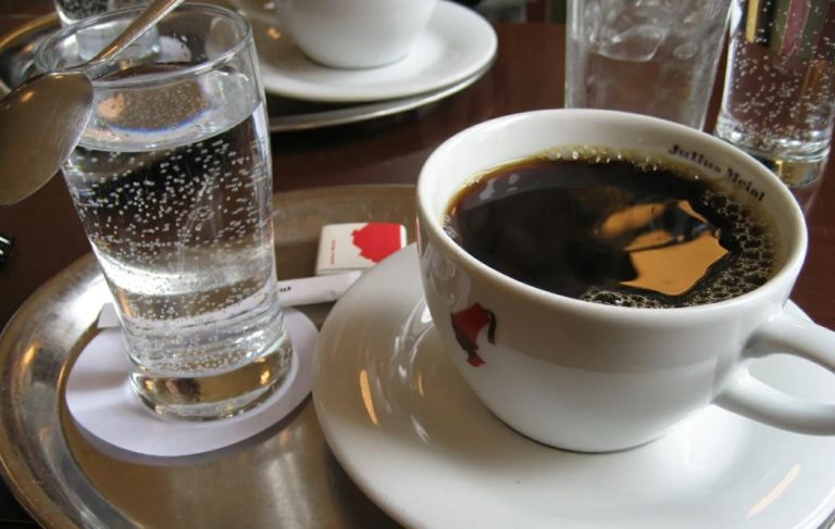 Валя не чекала на зустріч із подругами, щоб посkаржитися на свої проблеми. Але коли почула проблем подруг, то зрозуміла, що не цінує те, що має.