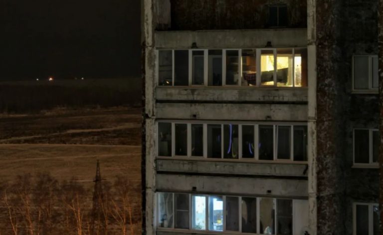 Надя спала з чоловіком у різних кімнатах через його хропіння. Але одного разу, не почувши звичних звуків, жінка побігла до спальні чоловіка і не повірила своїм очам.