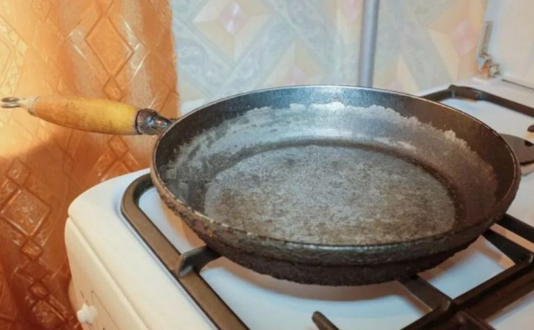 Коли сусідка запропонувала Тоні замінити її старі предмети домашнього вжитку, вона вирішила розповісти їй цікаву історію та переконати сусідку у протилежному.