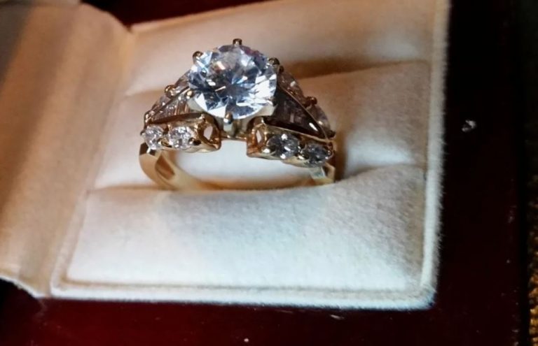 Олена дивилася на хлопця, який стояв перед вітриною з прикрасами та не міг нічого вибрати. Вона й уявити не могла, ким він незабаром стане для неї.