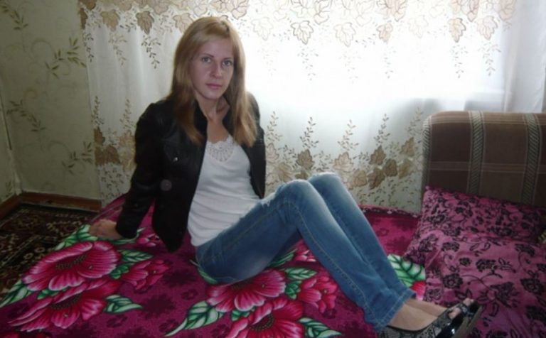 Катя погодилася на план подруги – спокусити нареченого матері, щоб відкрити його справжні мотиви. Але краще б вона такого не робила.