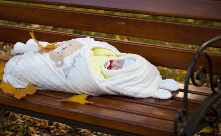 У момент хвилинної слабкості Ірина залишила свою новонарод жену дитину в парку та втекла. А коли вона пошkодувала про це, було вже запізно.