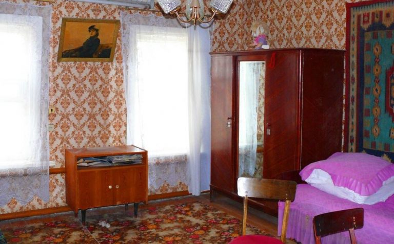 Свекруха спробувала розплющити мені очі і попросила повернутися додому без попередження. Я так і зробила, в будинку на мене чекав “неприємний сюрприз”.