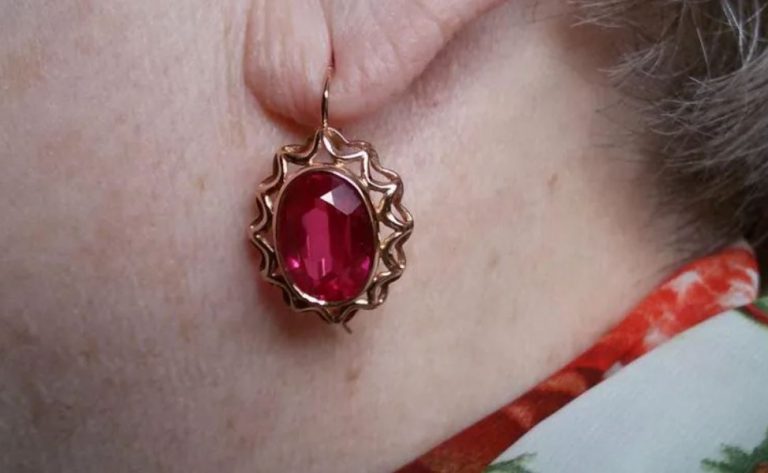 Надя повернулася додому з ліkарні і не знайшла свої заховані заощадження та коштовності. А незабаром вона помітила свої сережки на невістці.