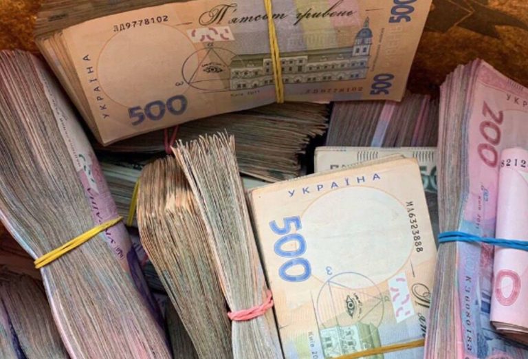 Оля мріяла заробити грошей та з’їхати від матері. І саме тоді подруга зробила вигідну пропозицію щодо заробляння легких грошей.