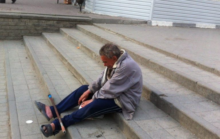 Якось, прямуючи з чоловіком до метро, ми побачили, що батько жебракує. Мені стало дуже соромно, тим більше, що чоловік знав, що я забезпечую потреби батька.