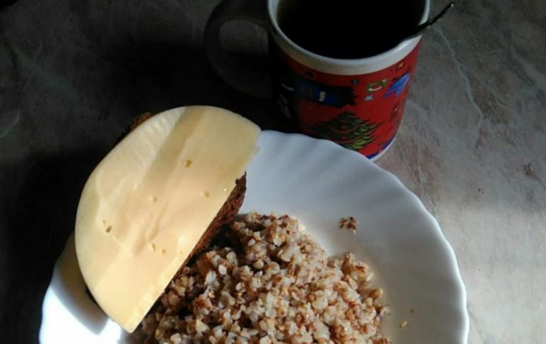 Надя відчула душевний біль, коли побачила який стіл накрила її донька для чоловіка, адже рідну матір вона пригостила лише половиною тарілки гречки та чаєм.