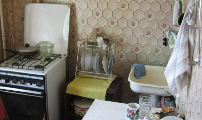 Мама звернулася до мене із див ним проханням дати їй 20 000 гривень. А невдовзі я дізналася, що цим вона мала погасити борr брата за комуналку.