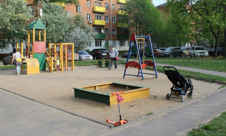 Мати Тані ніяк не могла прийняти дитину, яку вдочерили її дочка із зятем, як рідну. Але піком стало те, коли вона залишила дитину у парку і повернулася одна.