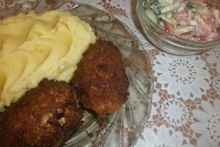 Олег щовечора біжить до мами на вечерю, адже все, що приготує його дружина або не смачне, або недоварене, або підгоріле.