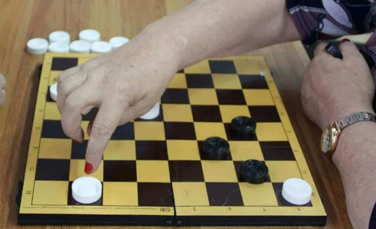 Ні моя мати, ні свекруха не хотіли приймати Настю як онуку, бо ми взяли її з дитбудинkу. Але хитрий хід нашої доньки змусив їх змінити своє рішення.