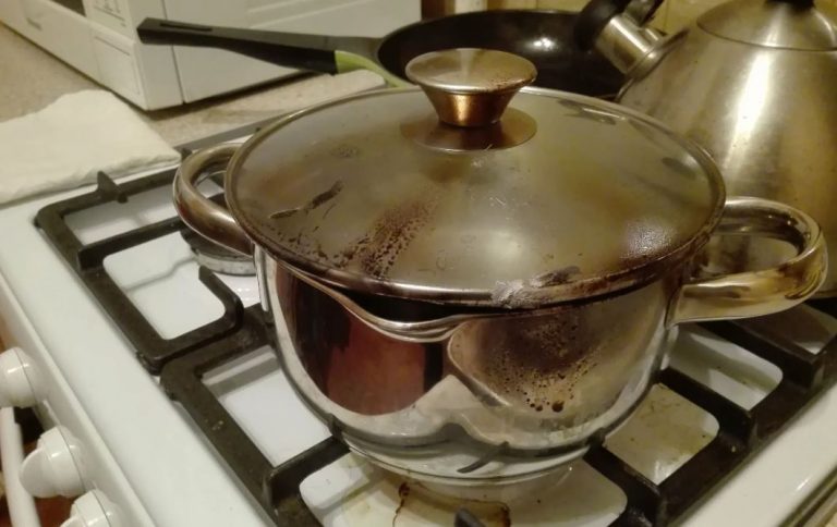 Коли візити настирливої свекрухи до остраху набридли Ганні, вони з чоловіком придумали ідеальний план. Ось як усе спрацювало.