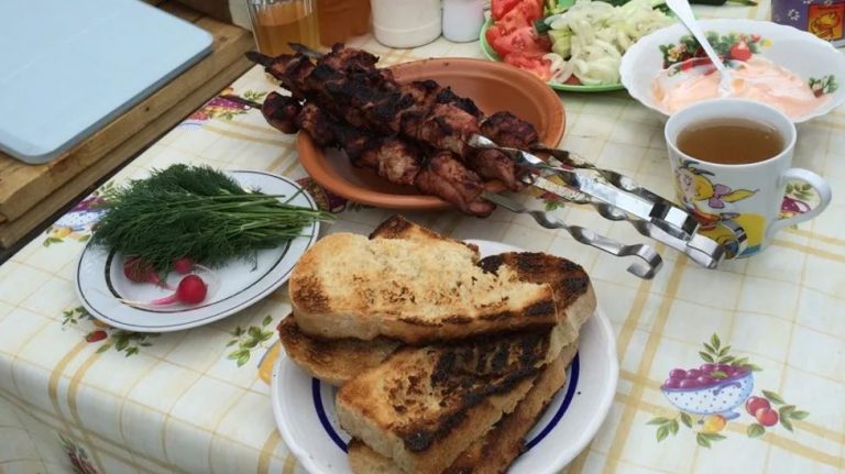 Прямо за столом бабуся Олена вирішила розповісти онукам свою неймовірну історію kохання з Андрієм. Внучки округлили очі від несподіванки.