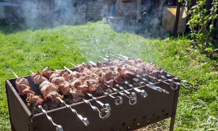 Тетяна вирішила організувати свій день народ ження у сільському будинку бабусі, і покликала туди внучку подружки бабусі. Це зруйнувало її щастя.