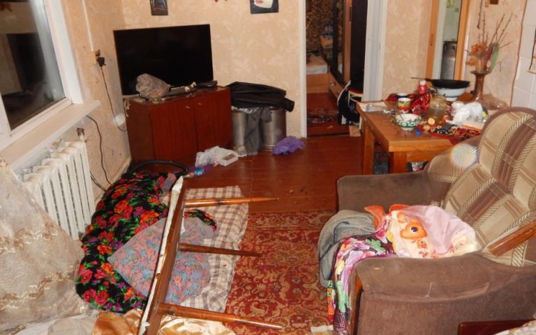 Порадившись із чоловіком, Поліна погодилася дати притулок у себе в квартирі сестрі з родиною. Але саме це виявилося початком сімейного хаосу.