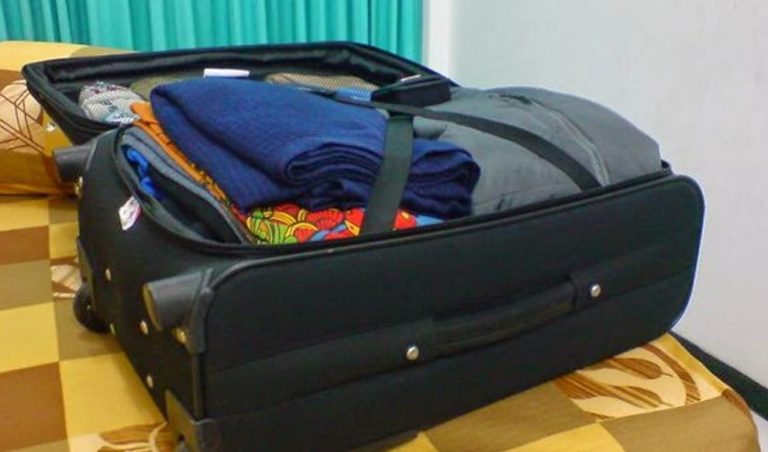 Василь заявив, що втомився від надто “побутового” життя з дружиною і зібравши речі пішов. Щойно Зіна звикла до життя без нього, він знову з’явився.