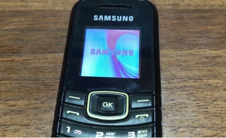 Олена, не розуміючи навіщо, поставила телефон покійної матері на зарядку. Незабаром вона знайшла дещо, що змінило її життя.