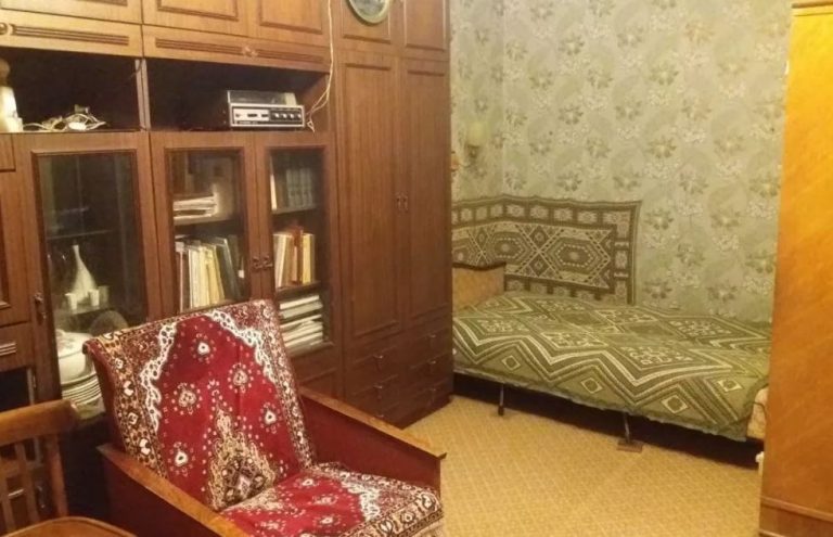 Коли Марина Захарівна захво ріла, її син одразу взяв її до себе. Але незабаром він дізнався про плани матері передати свою квартиру дочці для продажу та куnівлі нового житла.