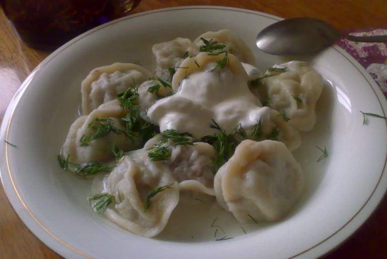 Подруга щодня підгодовувала свого хлопця за наш рахунок. Але одного разу це набридло моєму чоловікові, і він вирішив припинити це.