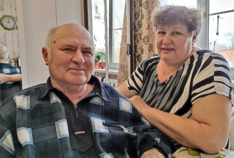 Подружжя з нетерпінням чекало виходу на пенсію, щоб нарешті зайнятися своїм хобі. Але, як виявилося, доньки мали інші плани на батьків.