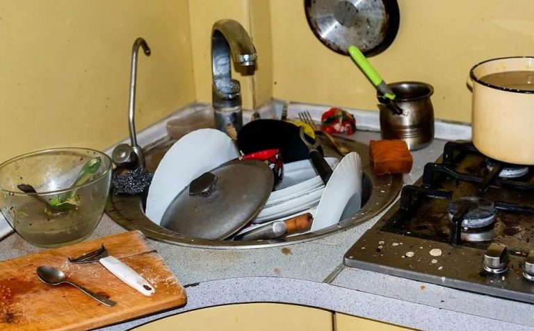 У орендованій квартирі у молодих творилися дивні речі, поки одного разу Іринка не повернулася додому рано-вранці і не побачила цю картину на кухні.