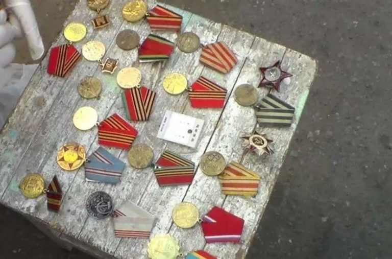 Коли я вже не мав іншого шляху, голод змусив мене піти на крайні заходи: я вирішив nродати всі свої медалі. Тут до мене підійшла незнайомка.