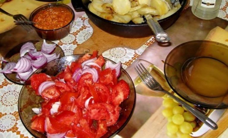 Донька ніяк не хоче помічати, як її лінивий чоловік маніпулює нею. А мої побоювання вона пропускає повз вуха.