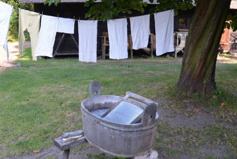 У свої 20 років я відчуваю себе виснаженою та старою, адже батьки повісили на мою шию турботу про будинок та молодших братів.